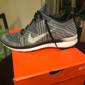 Black Nike Flyknit Frees